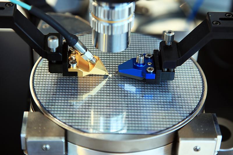 InGaAs silicon wafer inspection on a microscope