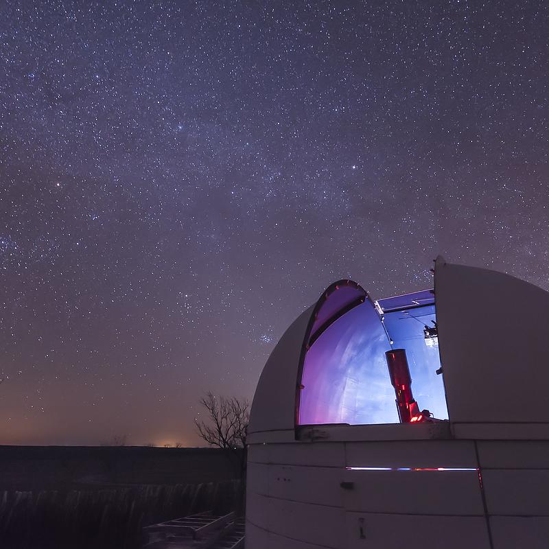 Telescope with a SWIR camera observing the night sky